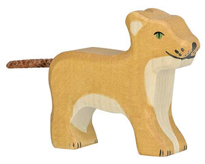Lion cub standing in wood - Holztiger